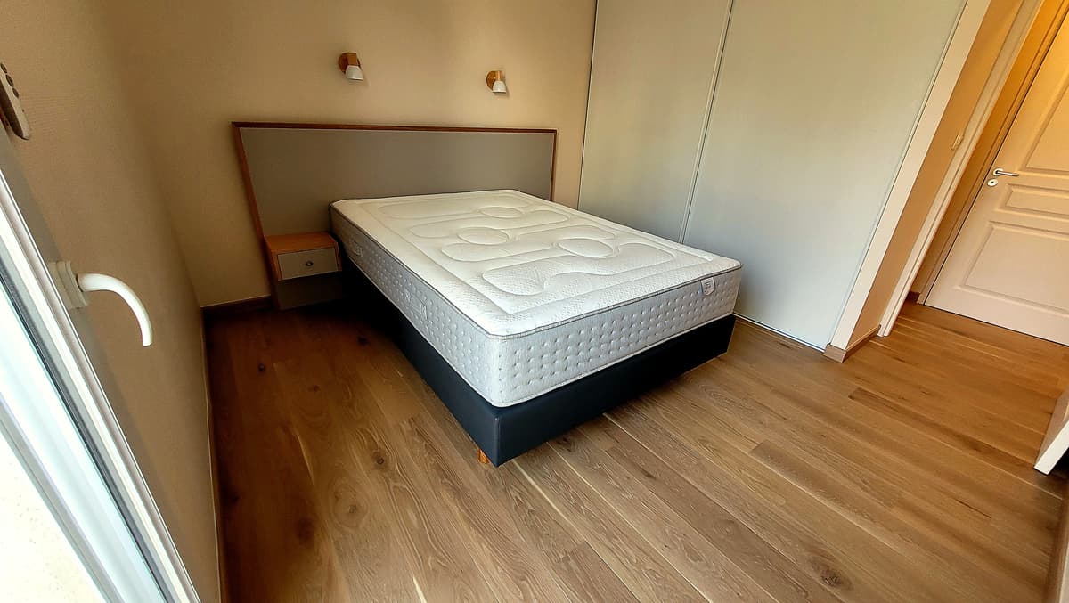 Tête de lit et chevets sur-mesure