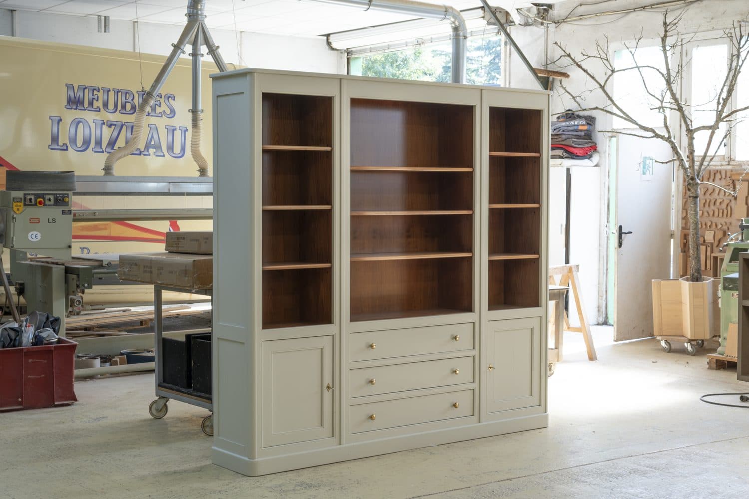 Bibliothèque laquée greige en atelier