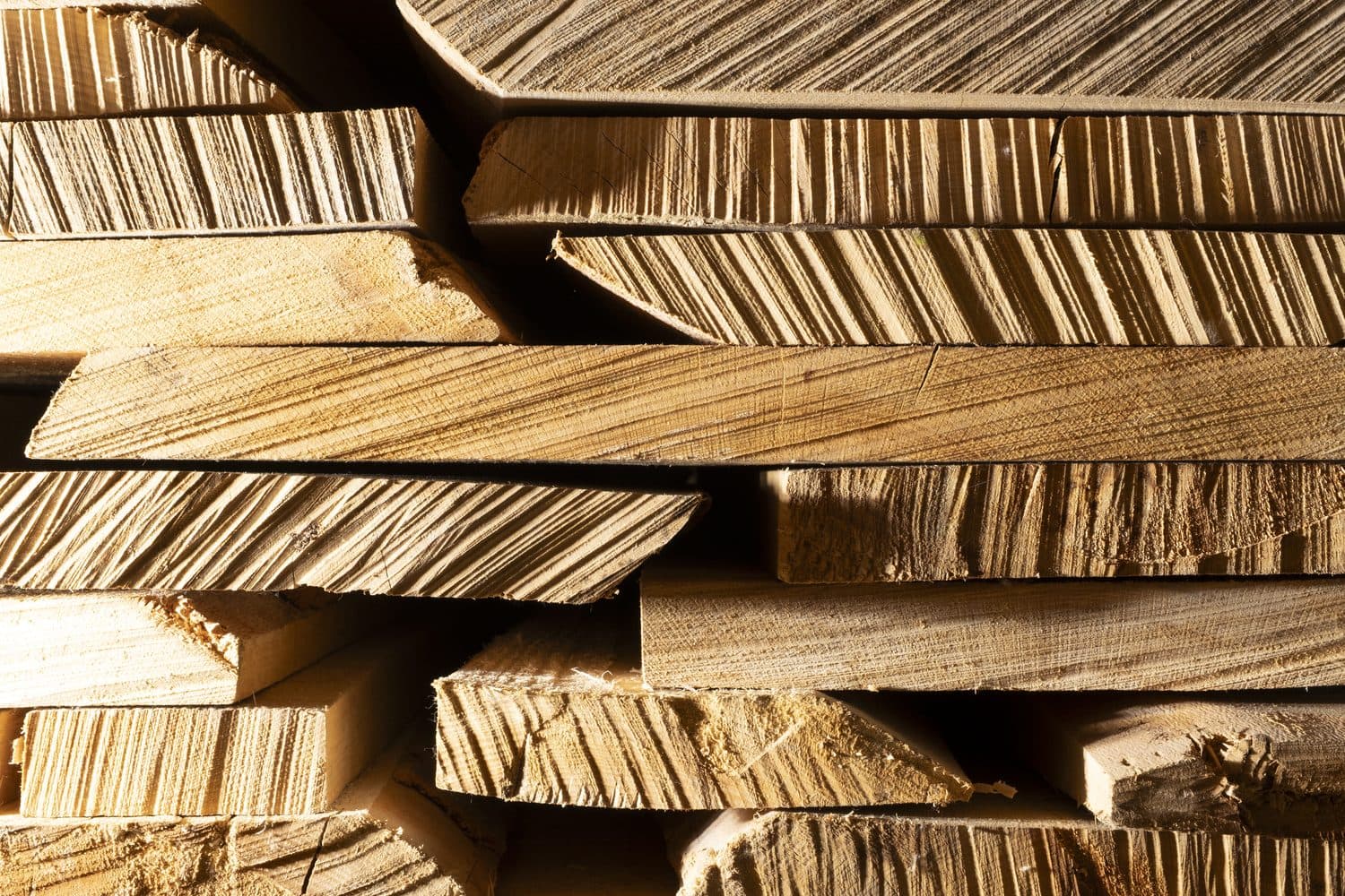 Bois massif empilé à l'atelier