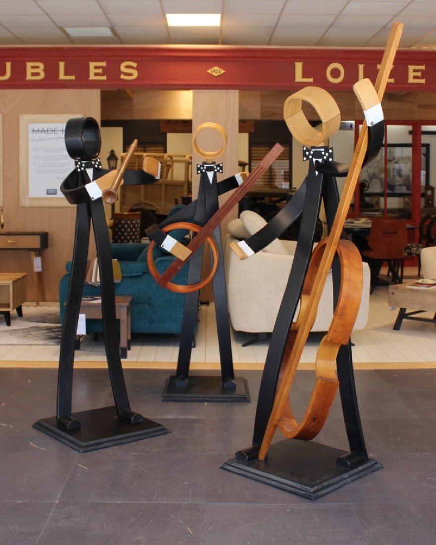 Ébéniste à l'atelier, découpe du bois